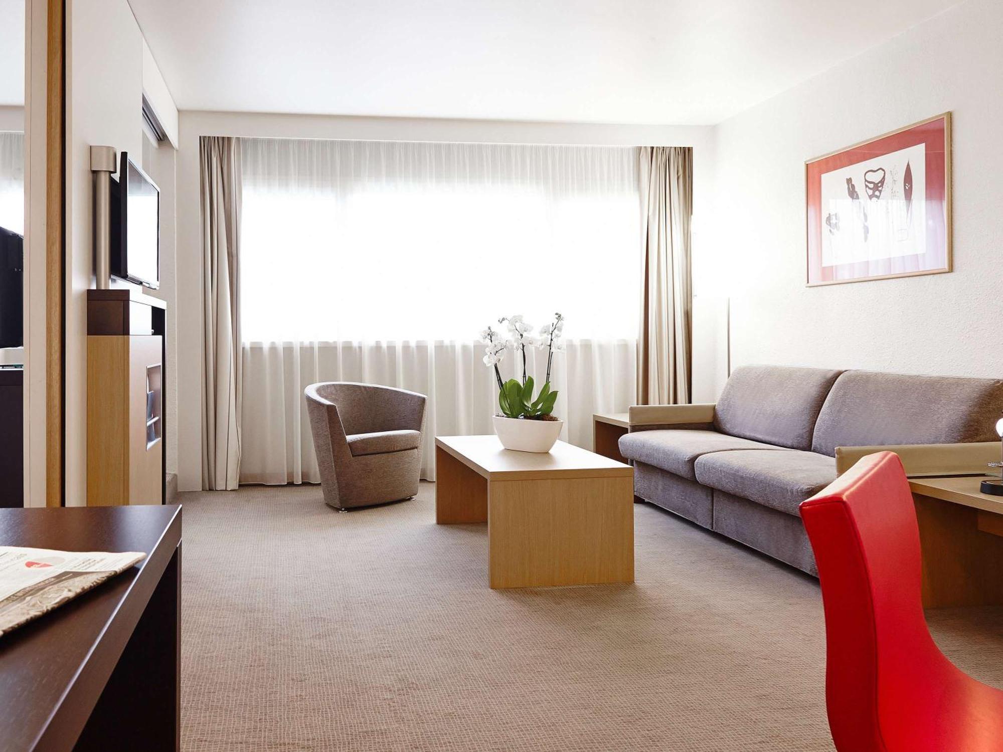 Novotel Atria Nimes Centre Esterno foto